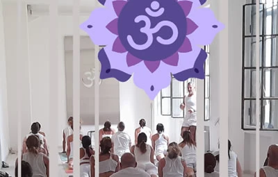 Gruppo di persone esercitando Yoga